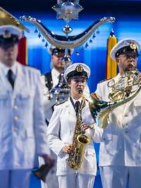Soldaten vom Marinemusikkorps spielen auf Blasinstrumenten beim Musikfest der Bundeswehr