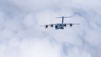 Ein Transportflugzeug vom Typ A400M im Anflug
