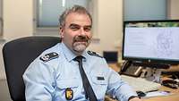 Ein Soldat an einem Computer