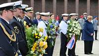 Soldaten mit Kränzen am Ehrenmal in Laboe