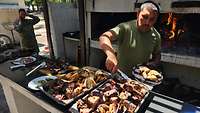 Ein Soldat grillt Fleisch.