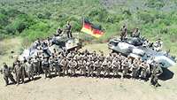 Die multinationale Truppe ist für ein Gruppenfoto zusammengekommen.