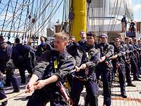 Segelsetzen Mehrere Soldatinnen und Soldaten