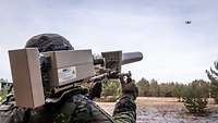 Das Zentrum Counter-IED/UxS OpFüKdoBw Ein Soldat hält eine Apparatur zur Abwehr von Drohnen