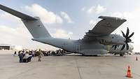 Diplomatische Abholung deutscher Staatsbürger aus Israel Viele Personen steigen über die offene Heckrampe in einen Transportflugzeug vom Typ A400M ein