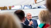 Bundespräsident: Empfang auf der „Gorch Fock“ Der Bundespräsident bei einer Rede auf einem Segelschiff.