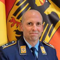 Oberstleutnant Danny Daniel vor Deutschlandflagge