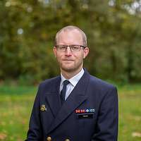 Portraitbild eines Marineoffiziers.