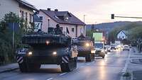 Panzer verlegen zu einem Verladebahnhof via Straßenmarsch