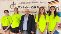 Vier Mädchen und ein Mann in der Mitte