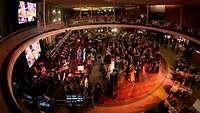 Eine Big Band spielt, gleichzeitig tanzen Paare vor der Bühne.