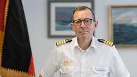 Portrait eines Soldaten vor einer Deutshlandflagge