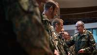 Der Generalinspekteur steht vor den Lehrgangsteilnehmenden auf der Bühne und bedankt sich