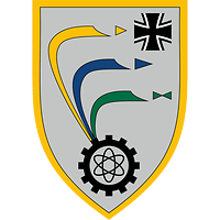 Auf dem Wappenschild sind ein Zahnrad, das Eiserne Kreutz und drei farbige Bögen zu sehen.