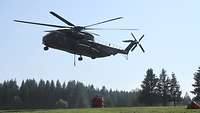 Ein Hubschrauber mit einer Außenlast.