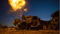 Soldaten vom Fallschirmmörserzug starten einen Granatwerfer während einer Übung