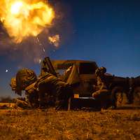 Soldaten vom Fallschirmmörserzug starten einen Granatwerfer während einer Übung