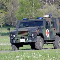 Geschütztes Rettungsfahrzeug der Bundeswehr im Gelände