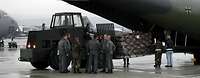Eine Transall-Maschine der Bundeswehr wird auf der US-Airbase Ramstein mit Hilfsgütern beladen