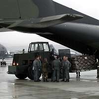 Eine Transall-Maschine der Bundeswehr wird auf der US-Airbase Ramstein mit Hilfsgütern beladen