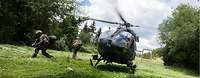 Sanitäter vom Kommando Spezialkräfte trainieren mit einem Übungshubschrauber