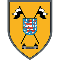 Auf dem goldenen Wappen prangt mittig das Wappen Thüringens unterlegt mit gekreuzten Lanzen, darunter Schloss Friedenstein.