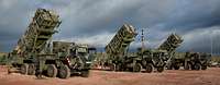 Fahrzeuge vom Typ Launcher (mobile Startstationen) des Flugabwehrraketensystems Patriot stehen auf der Abstellfläche
