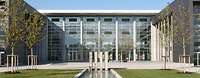 Ein Lehrsaalgebäude mit großer Glasfront von aussen betrachtet.