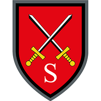 Auf rotem Hintergrund kreuzen sich zwei schwarz-silberne Schwerter mit goldenem Griff, unten ein silbernes S für Schule.