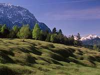 Buckelwiesen mit westlicher Karwendelspitze in Mittenwald Landschaftsaufnahme in Bayern