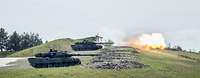 Kampfpanzer geben Schüsse ab im Rahmen eines multinationalen Wettkampfes in Grafenwöhr