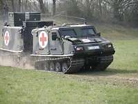 Transportfahrzeug Sanitätstrupp BV 206 S Gepanzertes Transportfahrzeug des Sanitätstrupps in schneller Fahrt .