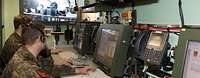 Lehrgangsteilnehmer der Schule Informationstechnik der Bundeswehr arbeiten an ihren Arbeitsplätzen