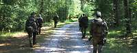 Soldaten auf einer Fußpatrouille durch den Wald.