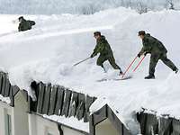 Soldaten des Panzergrenadierbataillons 112 aus Regen Soldaten räumen Schnee von einen Hausdach