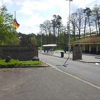 Einfahrt mit Haupttor und Wache der Bleiberg Kaserne