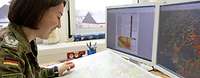 Eine Geologin arbeitet im Zentrum für Geoinformationswesen der Bundeswehr im Bereich Länderkunde in Euskirchen