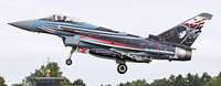 Kampfjet der Bundeswehr Eurofighter mit Sonderfolierung beim Landeanflug