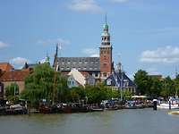 Vom Fluss Leda aus wurde das Rathaus der Stadt Leer fotogrfiert.