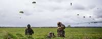 Soldaten des Fallschirmspezialzuges 31 aus Seedorf steuern den Freifall der Fallschirmjäger 