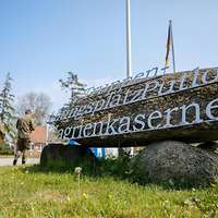 Eingangsbereich einer Kaserne auf einem Truppenübungsplatz