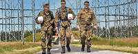Soldaten laufen zurück von einer Wartung der Antennenanlagen