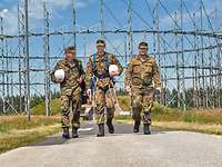 Soldaten laufen zurück von einer Wartung der Antennenanlagen