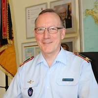 Ein Soldat in Uniform am Schreibtisch