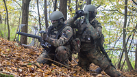 Mithilfe von modernen Empfängern und Peilantennen können gegnerische Funkquellen in der Nähe genau geortet werden Soldaten bei der Arbeit