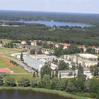 Luftaufnahme des Standorts Storkow (Mark) mit einem See im Vorder und Hintergrund