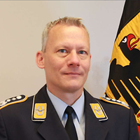 Porträt eines Soldaten im Grünen