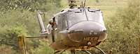 Ein Bundeswehrhubschrauber beim Landeanflug im Gelände.