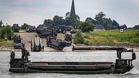 Mehrere Amphibiensysteme zweier Nationen am und auf dem Rhein