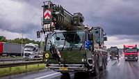 Ein Fahrzeugkran in voller Fahrt auf der Autobahn